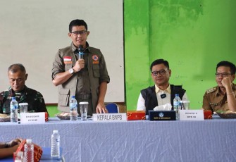 Kepala BNPB Letjen TNI Suharyanto, S. Sos., M.M. (kemeja hijau dan rompi hijau) memimpin rapat koordinasi dengan Bupati Bandung beserta Pangdam III/Siliwangi, Kapolsek Dayeuhkolot dan perwakilan Forkopimda Kabupaten Bandung di SMPN 1 Dayeuhkolot, Kecamatan Dayeuhkolot, Kabupaten Bandung, Jawa Barat pada Senin (15/1).