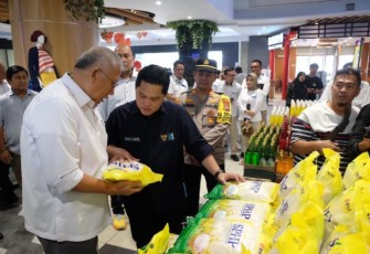 Menteri BUMN Erick Thohir bersama Dirut Perum Bulog Bayu Krisnamurthi saat pengecekan ketersediaan beras SPHP di retail modern Robinson Klender, Jakarta Timur, Selasa (13/2)