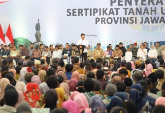 Menteri ATR/Kepala BPN, Hadi Tjahjanto pada acara penyerahan 878 sertipikat kepada masyarakat Desa Ujunggagak, Kecamatan Kampung Laut, Kabupaten Cilacap, Provinsi Jawa Tengah. 