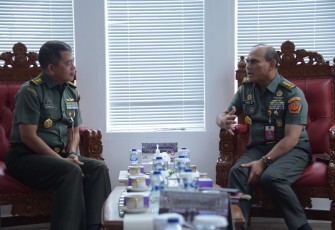  Kapuspen TNI Mayjen TNI Dr. Nugraha Gumilar, M.Sc., didampingi Kolonel Inf I Ketut Murda (Kabidum), Kolonel Sus Aidil  (Kabid MC), Kolonel Laut (P) Agung Saptoadi (Kabidpenum), dan Letkol Cba Tedi Rudianto (Kabidinternasional) bersilaturahmi dengan Rektor Universitas Pertahanan (Unhan) Letjen TNI Jonni Mahroza, bertempat di Kampus Unhan, Salemba, Jakarta Pusat, Selasa (13/2/2024)