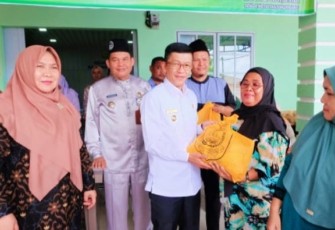 Penjabat (Pj) Wali Kota Tanjungpinang, Hasan, S.Sos menyerahkan sekaligus meninjau pendistribusian paket bingkisan hari besar keagamaan untuk 14.998 masyarakat tidak mampu di Kota Tanjungpinang