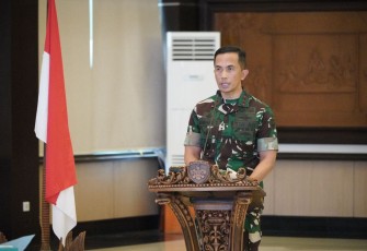 Pangdam IX/Udayana Mayjen TNI Bambang Trisnohadi saat membuka Rapim Kodam IX/Udayana, di Aula Supardi Makodam, Denpasar, Jumat (15/3/2024)