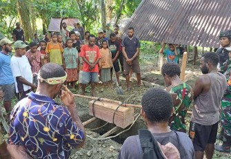 Satgas Yonif 310/KK Bantu Pemakaman Anak Balita