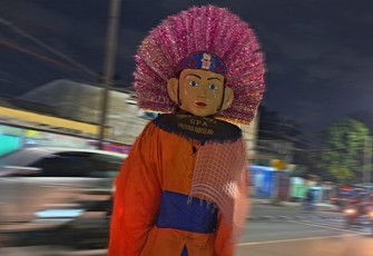 Pengamen Ondel-Ondel di Jalan Raya Bogor, Jakarta Timur. (Foto: Nurhanifah)