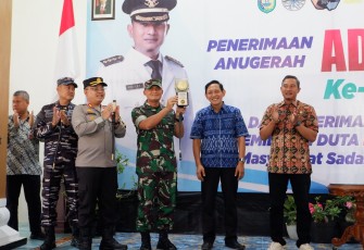Dandim 0801/Pacitan Letkol Inf Roliyanto S.I.P., M.I.P., mengahadiri acara penerimaan anugerah Adipura tahun 2023-2024 dan penerimaan hadiah pemilihan Duta Mas Darling (Masyarakat Sadar Lingkungan), yang berlangsung di Pendopo Mas Tumenggung Djogokarto Jl. Jaksa Agung Suprapto No. 8 Kab. Pacitan, Jumat (08/03/2024)