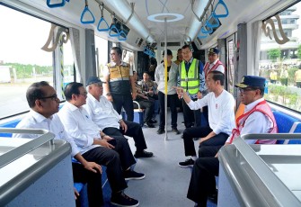 Presiden Joko Widodo saat mencoba kendaraan otonom di IKN, Selasa (13/8)