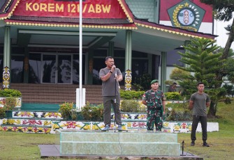 Danrem 121/Abw Brigjen TNI Luqman Arief, S.I.P., saat memimpin apel pagi di Makorem 121/Abw, Jl. Pangeran Kuning, Sintang, Kalimantan Barat, Selasa (02/01/2023). 
