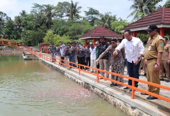 Menteri Desa, Pembangunan Daerah Tertinggal dan Transmigrasi (Mendes PDTT) Abdul Halim Iskandar  saat meninjau Desa Wisata Pagak, Kecamatan Purwareja Klampok, Banjarnegara, Jawa Tengah, Selasa (2/1/2024)