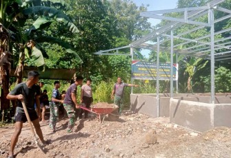 Anggota Satgas TMMD ke-119 saat Bergotong-royong Kerjakan RTLH di Desa Panaikang