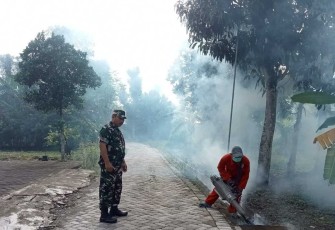 Anggota Koramil 01/Ngawi Bersama Dinas Terkait Laksanakan Fogging