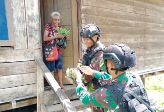Satgas Yonif 623 saat Bagikan Hasil Panen Kepada Masyarakat