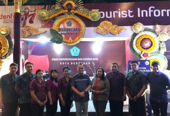Sekretaris Ditjen Dukcapil Hani Syopiar Rustam yang hadir langsung di acara Denfest
