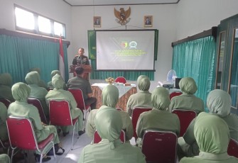 Letkol Inf Roliyanto S.I.P., M.I.P., saat memberikan sosialisasi di ruang Persit KCK Cabang XV Kodim Pacitan, Kamis (25/01/2024). 