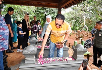 Ketua MPR RI sekaligus Wakil Ketua Umum Partai Golkar Bambang Soesatyo bersama Ibunda dan keluarga ziarah ke makam ayahanda, S.E Prijono, di pemakaman Joyokusomo, Salatiga, Jawa Tengah. Dilanjutkan silaturahmi dengan keluarga besar ayahnya dari Salatiga, Mbah Bani Moelyo Redjo