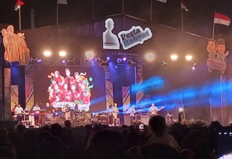 Relawan Gibran Fans menggelar acara pesta rakyat konser musik dangdut di Alun-alun Karanganyar, Jumat (12/01/2024) malam.