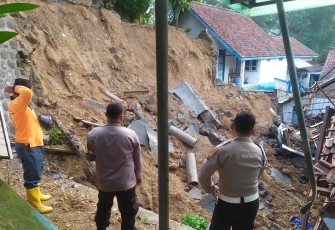Kondisi SMP Negeri 1 Jenawi setelah tertimpa talut yang ambrol akibat diguyur hujan deras dan longsor pada Senin (1/1/2024) malam.
