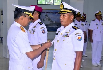 Danlantamal VI Makassar Laksamana Pertama TNI Ivan Gatot Prijanto, S. E., M. Tr. Opsla saat Pimpin Sertijab Dua Pejabat Internal