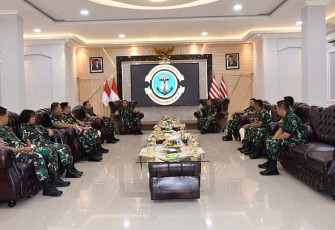 Danlantamal VI saat Terima Audensi Tim Audit Kinerja Itjen TNI di ruang rapat Kajaolalido Mako Lantamal VI, Jumat (16/02/2024).