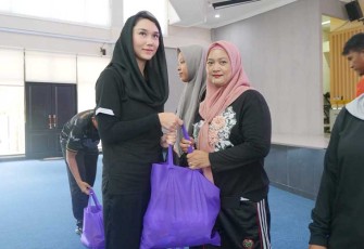 DWP Setda Bintan saat bagi Paket Sembako 