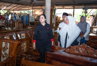 Ketua DPR RI Puan Maharani saat mengunjungi sentra mebel rakyat di Pasuruan, Jawa Timur, Minggu (21/1/2024).