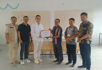 Gus Irawan Bersama Renaldi Naibaho Serahkan Bantuan Rp 250 Juta ke SMK HKBP dan 2 Gereja