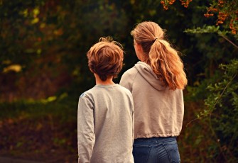 Foto illustrasi kakak perampuan dan adik laki laki(Foto: MabelAmber Pixabay)