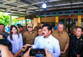 Menteri ATR/Kepala BPN, Hadi Tjahjanto usai menyerahkan sertipikat tanah PTSL secara door to door di Gang Salem, Kecamatan Serpong, Kota Tangerang Selatan, Selasa (13/02/2024)