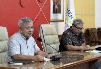 Deputi Bidang UKM KemenKopUKM, Hanung Harimba Rachman saat diskusi dengan perwakilan AKSI dan K/L terkait di kantornya, Jumat (23/2).