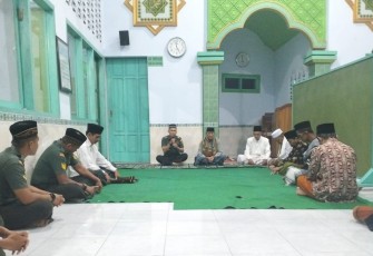 Babinsa Trenggalek saat Membangun Kedekatan dengan Masyarakat Lewat Sholat Subuh Berjamaah