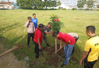 TNI-Polri Bersama Masyarakat Ponorogo Tanam Bibit Pohon