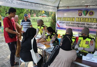 Rumah Sakit (Rumkit) Bhayangkara Tingkat III Palangka Raya memberikan layanan pemeriksaan kesehatan gratis bagi masyarakat sembari beristirahat seusai berolahraga pada Hari Bebas Kendaraan atau Car Free Day (CFD) di Jalan Yos Sudarso kota Palangka Raya, Minggu (14/1)
