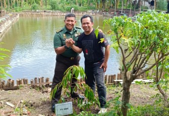 Bersama awak media di wilayah Madiun, Korem 081/DSJ melakukan penghijauan di kawasan cagar budaya Bosbow yang berlokasi di Jalan Diponegoro No. 39 Kota Madiun