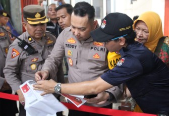 Kapolres Kediri Kota AKBP Teddy Chandra S.I.K.,M.Si didampingi Waka Polres Kediri Kota Kompol Dodik Tri Hendro Siswoyo, S.I.K., S.I.K., M.I.K. Kabag Ops Kompol Abraham Sissik dan Kapolsek Kediri kota Kompol Ridwan Sahara melakukan pengecekan Gudang logistik KPU di Jalan Teuku Umar Kota Kediri