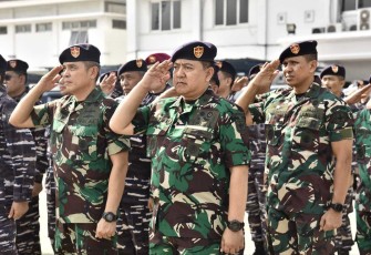 Pangkoarmada RI saat Lepas Keberangkatan Satgas Operasi Trisila Koarmada RI 2024