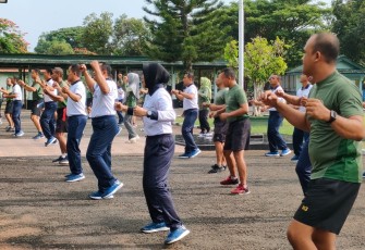 Kodim 0801/Pacitan melaksanakan olah raga bersama Lanal Pacitan, yang berlangsung di Makodim 0801/Pacitan, Jl. Letjen Suprapto No. 42 Pacitan, Selasa (09/01/2024)