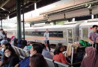 Suasana penumpang distasiun kereta api