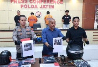 Kaur Penum Subdit Penmas Bid Humas Polda Jatim, Kompol Yanuar Rizal Ardianto saat konferensi pers di Bidhumas Polda Jatim, Kamis (26/12/2024).