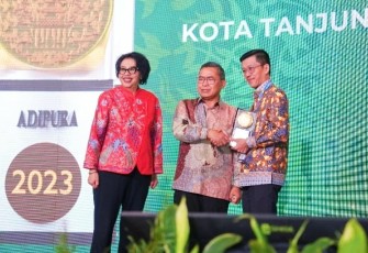 Pj. Wali Kota Tanjungpinang Hasan saat Terima Piala Anugerah Adipura dari KLHK