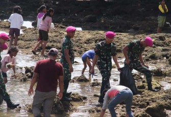 Prajurit Marinir Melaksanakan Bakti Sosial Pembersihan Pantai Negeri Hualoy Pulau Seram Provinsi Maluku