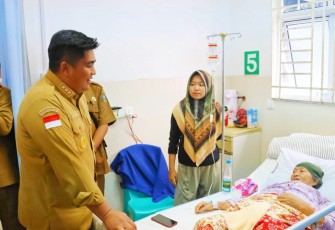 Bupati Roby saat meninjau RSUD dengan mengunjungi para pasien baik rawat inap maupun rawat jalan.