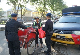  Satbrimob Polda Kalbar kembali melaksanakan kegiatan Jum’at Berkah dengan membagikan paket sembako kepada masyarakat Kota Pontianak yang membutuhkan, Jumat (23/02/2024)