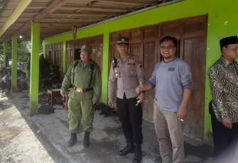 Kapolsek Ngargoyoso AKP Sri Hajar Budianto (tengah) bersama anggota Linmas memantau di lokasi Musdus Gandu, di rumah Kepala Dusun Gandu, Desa Berjo, Ngargoyoso, Karanganyar, Kamis (23/2/2024).