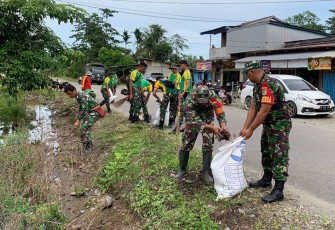 Danramil Kuala Kencana saat Kerahkan Anggotanya Bantu Warga Bersihkan Lingkungan