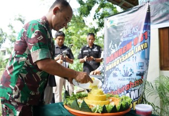 Danrem 081/DSJ Kolonel Inf H. Sugiyono saat potong tumpeng pada acara syukuran HUT ke-73 Penerangan TNI AD di Asrama Bosbow, Jl. Diponegoro No. 39 Kota Madiun, Kamis (18/1/2024).