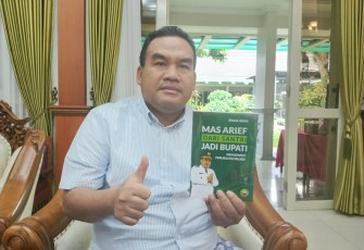  Bupati Blora Arief Rohman bersama Ahmad Adirin menunjukkan buku berjudul 'Mas Arief dari Santri Menjadi Bupati'