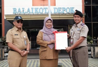 Pj Sekda Kota Depok, Nina Suzana menerima sertipikat tanah elektronik milik Pemerintah Kota (Pemkot) Depok dari BPN Kota Depok, saat apel di Halaman Balai Kota, Senin (04/11/24)