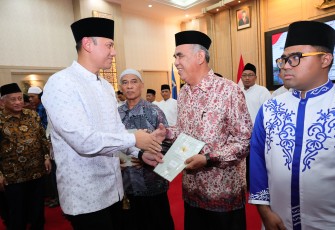 Menteri ATR/Kepala BPN, Agus Harimurti Yudhoyono (AHY) menyerahkan sebanyak 53 sertipikat untuk tanah dan pesantren di Pendopo Gubernur Banten