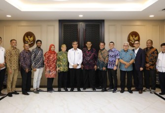 Menaker Yassierli foto bersama pengurus Himsataki di Jakarta, Senin (9/12)