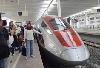 Penumpang Whoosh saat hari lebaran 