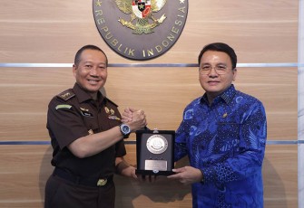 Jaksa Agung Muda Pidana Militer Dr. W. Indrajit saat penyerahan cindera mata kepada Ketua Komisi Kejaksaan (Komjak) Dr. Barita Simanjuntak, SH.,MH., CFrA